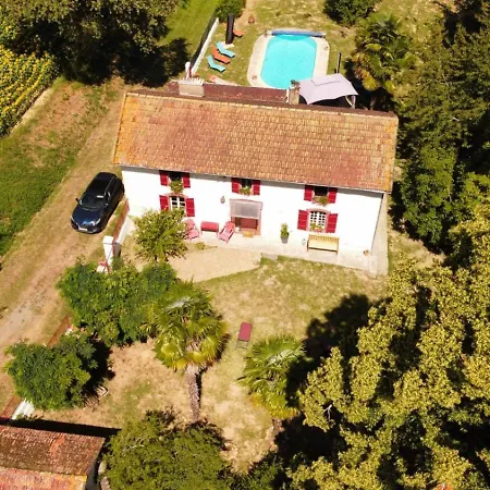 Petite Maison Dans Les Bois Bed & Breakfast *